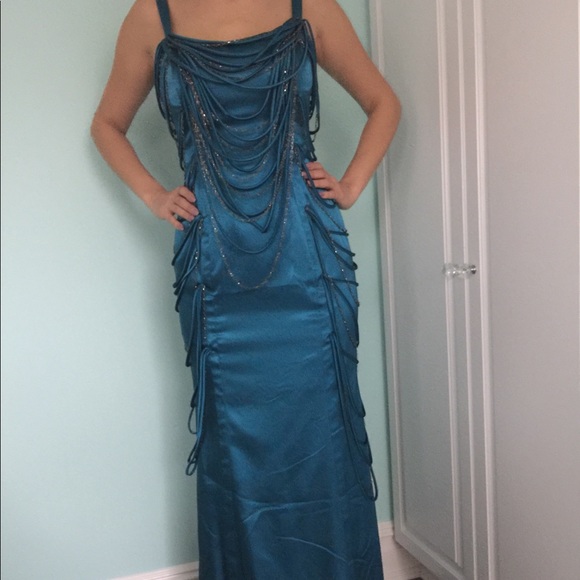 Evening gown with chain detailing. - Picture 2 of 6